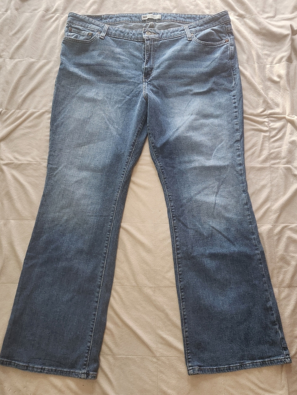 Levis 590 Bootcut Classic Women's Blue Jeans. Flare Leg Size 20W Flap pockets